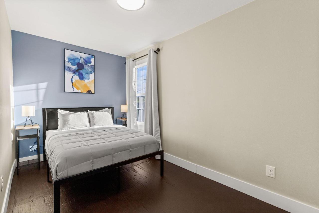Divine Cargo Apartment Сан Антонио Екстериор снимка