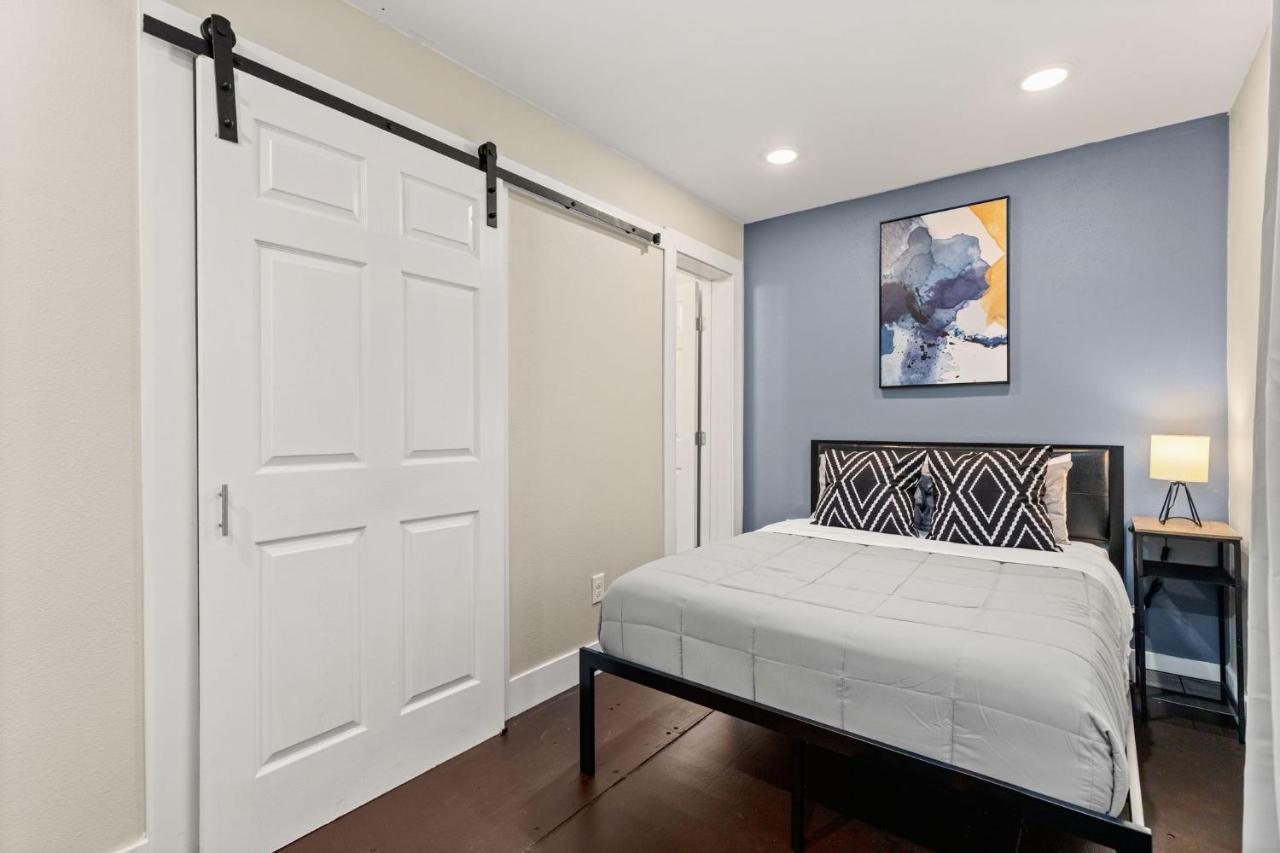 Divine Cargo Apartment Сан Антонио Екстериор снимка